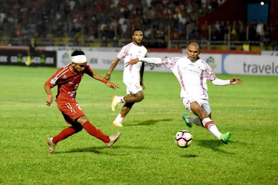 Riko Simanjuntak menjadi pujaan baru bagi suporter Semen Padang setelah tampil memikat sejak diboyong dari Persegres Gresik United musim lalu. (Bola.com/Arya Sikumbang)