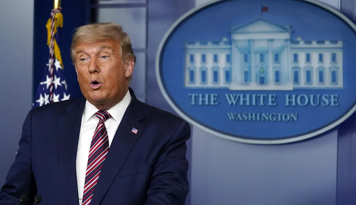 Presiden Donald Trump berbicara tentang hasil pemilihan presiden AS 2020 di Gedung Putih, Kamis (5/11/2020). Hingga saat ini proses penghitungan suara pemilihan presiden Amerika masih berlangsung, namun perolehan suara Donald Trump maupun Joe Biden masih bersaing ketat. (AP Photo/Evan Vucci)