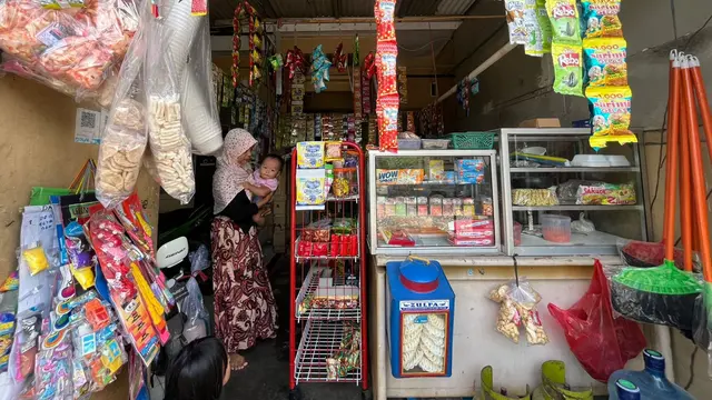 Ernawati Sedang Berada di Warung Sembakonya