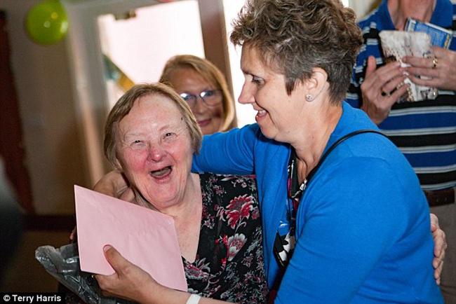 Nenek Frances adalah penyandang Down Syndrome berusia 75 tahun | Photo: Copyright dailymail.co.uk