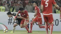 Bek Persija Jakarta, Sandi Sute, berebut bola dengan striker Home United, Song Ui-young, pada laga Piala AFC di SUGBK, Jakarta, Selasa (15/5/2018). Persija takluk 1-3 dari Home United. (Bola.com/M Iqbal Ichsan)