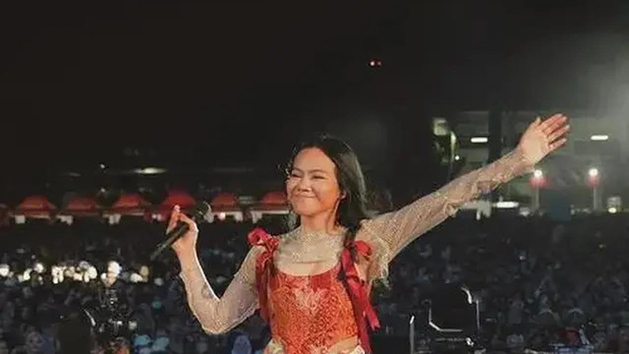 Pesona Selebriti Tanah Air Berbalut Wastra Indonesia dari Ariel Tatum hingga Ayu Ting Ting