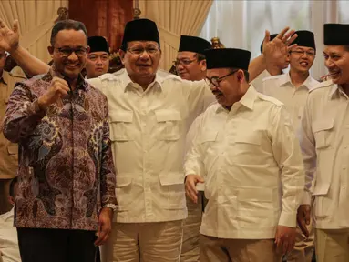 Ketua Umum Partai Gerindra Prabowo Subianto (kedua kiri) bersama Gubernur DKI Jakarta, Anies Baswedan (kiri), Sudirman Said (kedua kanan) saat mengumumkan calon Gubernur Jawa Tengah di Rumah Kertanegara, Jakarta, Rabu (13/12). (Liputan6.com/Faizal Fanani)