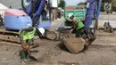 Pekerja menyelesaikan proyek sodetan Kali Ciliwung di Jalan Otista III, Jatinegara, Jakarta, Rabu (5/12). Proyek tersebut untuk memperkuat dan memperbaiki struktur jalan di atas sodetan Kali Ciliwung. (Liputan6.com/Immanuel Antonius)