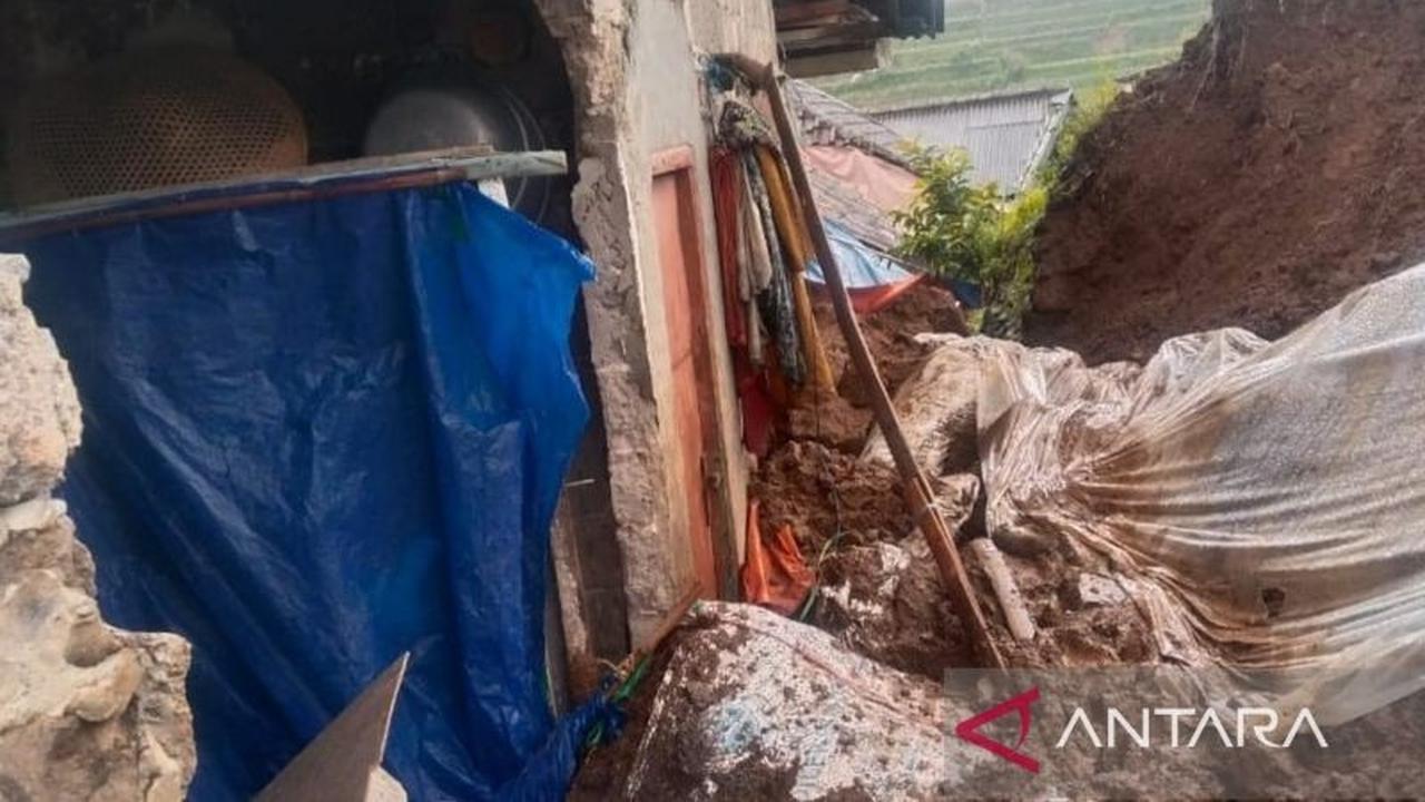Longsor Cianjur: Satu Rumah Rusak Berat, Akses Jalan Terputus Akibat Hujan Deras