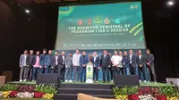 Petinggi PT LIB, perwakilan sponsor, dan perwakilan klub berfoto bersama usai sesi pengundian semifinal Pegadaian Liga 2 2023/2024, di SCTV Tower, Jakarta, Senin (5/2/2024). (Bola.com/Hery Kurniawan)