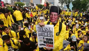 Mahasiswa yang tergabung dalam Badan Eksekutif Mahasiswa Universitas Indonesia (BEM UI) saat berunjuk rasa di kawasan jalan Jenderal Sudirman, Jakarta, Jumat (12/6/2026). (merdeka.com/Arie Basuki)