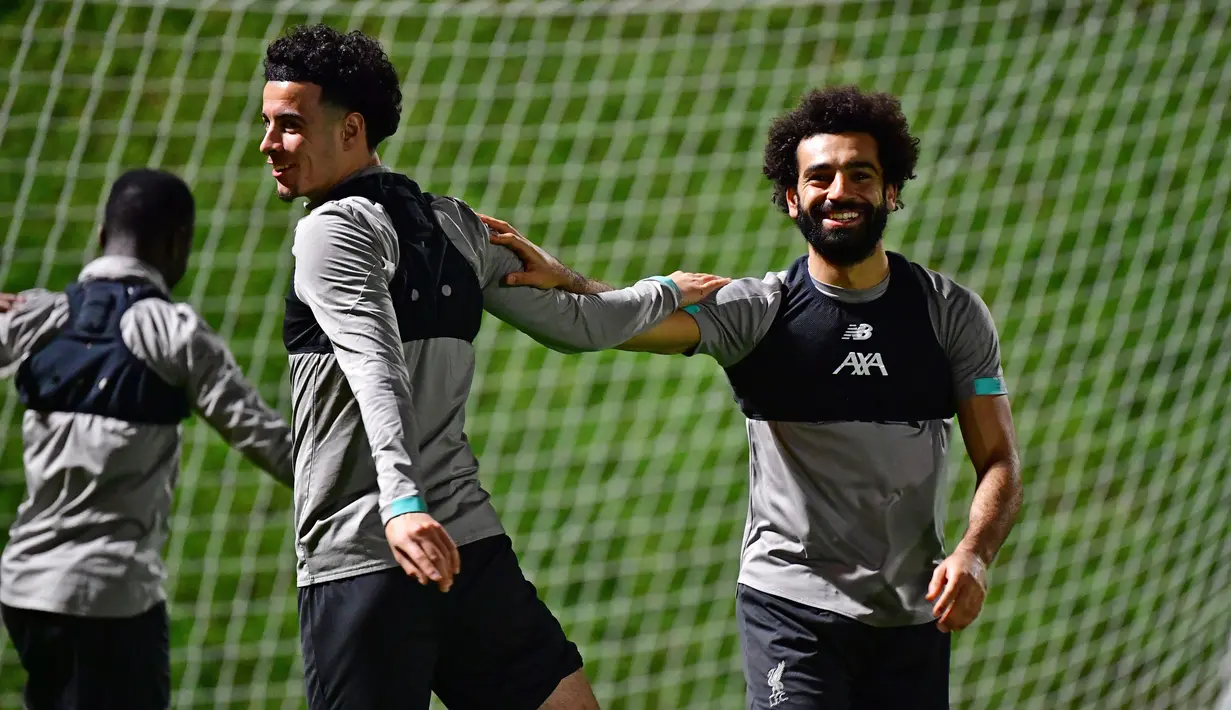 Pemain Liverpool Mesir Mohamed Salah (kanan) dan Curtis Jones berlatih jelang menghadapi Monterrey pada babak semifinal Piala Dunia Antarklub di Qatar University Stadium, Doha, Senin (16/12/2019). Liverpool akan menghadapi Monterrey pada 18 Desember 2019. (Giuseppe CACACE/AFP)