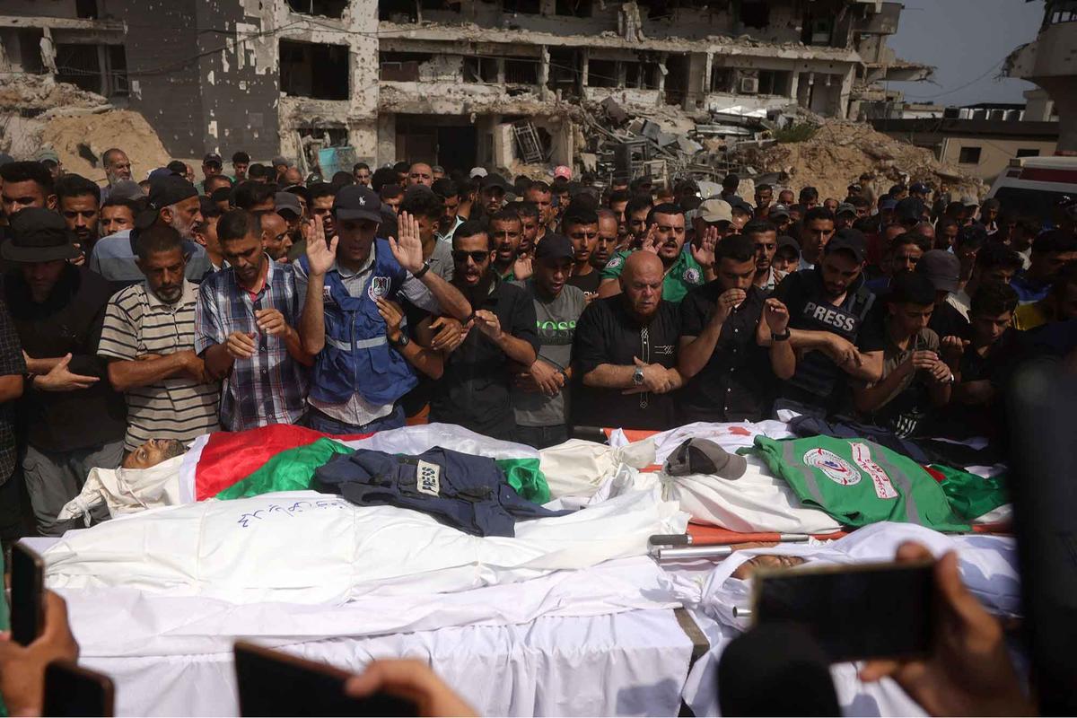 FOTO: Tangis Haru Iringi Pemakaman Lima Jurnalis Al Jazeera Korban Serangan Israel di Gaza