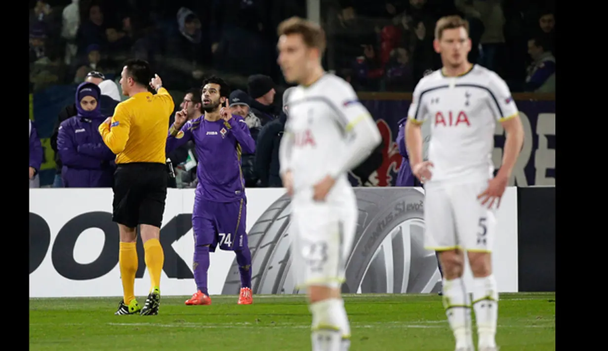 Gelandang Fiorentina, Mohamed Salah (kedua dari kiri) merayakan gol kegawang Tottenham Hostpur di laga Liga Europa leg kedua di Stadion Artemio Franchi, Italia (26/2/2015). Fiorentina menang 2-0 atas Tottenham Hotspur. (Reuters/Max Rossi)
