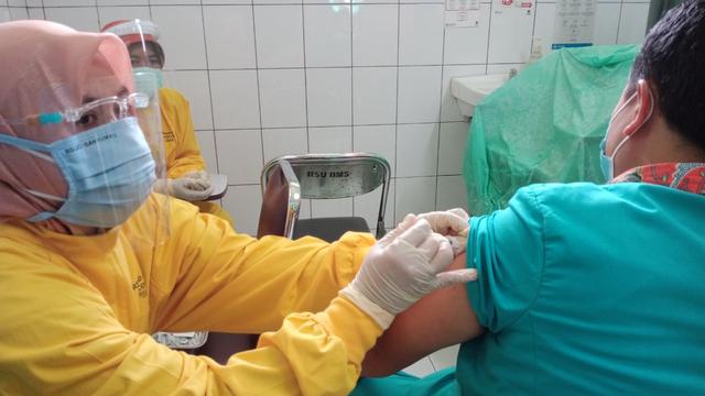 Nakes di RSUD Banyumas, Jawa Tengah disuntik vaksin Covid-19 dosis tiga atau booster. (Foto: Liputan6.com/Humas Pemkab Banyumas)