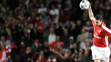 Arsenal&#039;s striker Robin Van Persie shows his disappointment during their UEFA Champions League semi final 2nd leg match against Manchester United at Emirates Stadium, on May 5, 2009. AFP PHOTO/CARL DE SOUZA