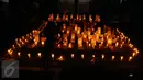 Aktivis menyalakan lilin diantara replika nisan korban pelanggaran HAM masa lalu saat peringatan 19 tahun reformasi di Galeri Cipta 2 TIM, Jakarta, Jumat (12/5). Para aktivis juga menyanyikan lagu perjuangan. (Liputan6.com/Helmi Fithriansyah) 