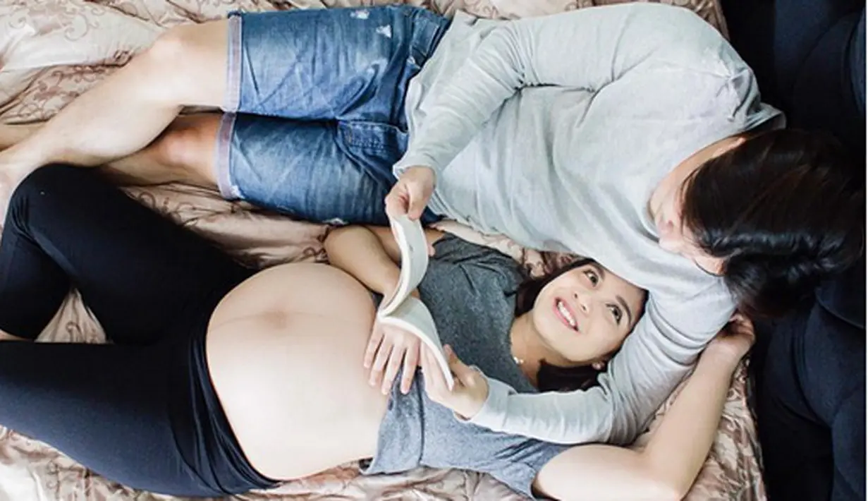 "We proudly announce our family has grown by 2 feet👣 Welcoming our 1st daughter👧🏼: "Nastusha Olivia Alinskie" Born at 9am on the 9th day of the 9th month of 2016. Love, Ralph Glenn Alinskie & Gabrielle Chelsea Olivia Wijaya." tulis glennalinskieWe. 