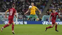 Pemain timnas Australia, Mitchell Duke mengontrol bola di dada dalam pertandingan Grup D Piala Dunia 2022 melawan timnas Denmark yang berlangsung di Al Janoub Stadium, Qatar, Rabu (30/11/2022). (AP Photo/Thanassis Stavrakis)