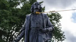 Dua tali diikatkan pada leher patung Christopher Columbus saat sekelompok massa merobohkannya di Minnesota State Capitol, St. Paul, Minnesota, Amerika Serikat, Rabu (10/6/2020). Patung Christopher Columbus jadi amukan massa setelah kematian George Floyd. (Evan Frost/Minnesota Public Radio via AP)