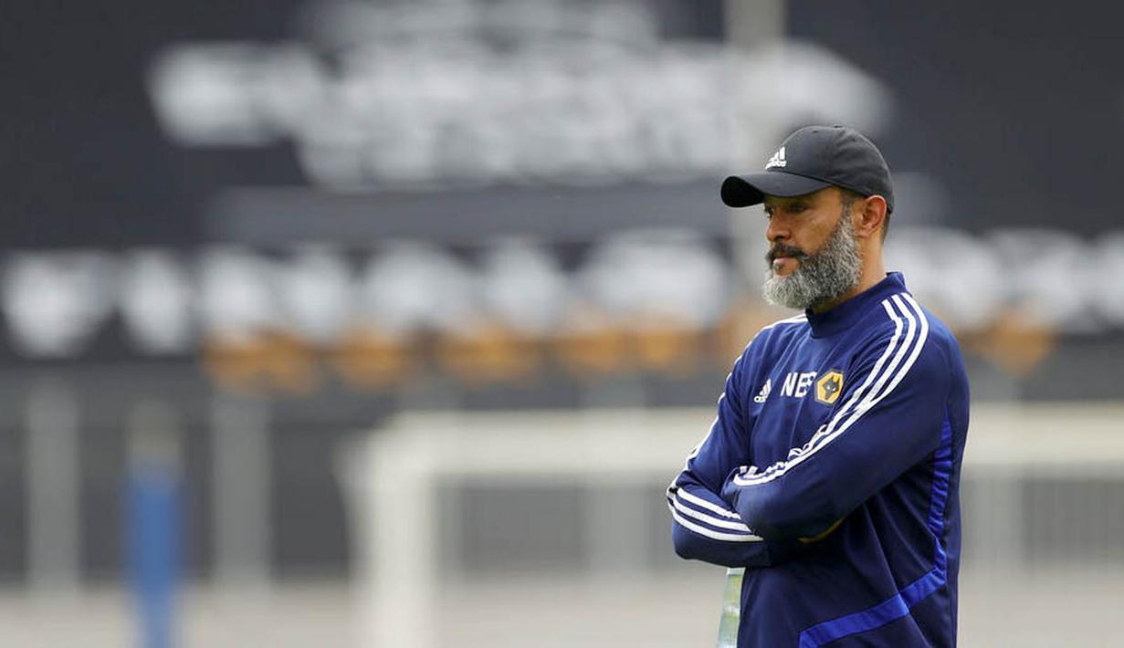 Pelatih Wolverhampton Wanderers, Nuno Espirito, saat latihan jelang laga  perempat final Liga Europa di Duisburg, Jerman, Senin (10/8/2020). Wolverhampton akan berhadapan dengan Sevillla. (Friedeman Vogel/Pool Photo via AP)
