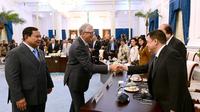 Presiden RI Prabowo Subianto menemui Pendiri Microsoft Group yang juga tokoh filantropi Bill Gate di Istana Kepresidenan, Jakarta Pusat, Rabu,(7/5/2025). Dalam pertemuan itu, Presiden Prabowo terlihat turut memperkenalkan sejumlah pengusaha kepada Bill Gates, salah satunya Haji Isam.