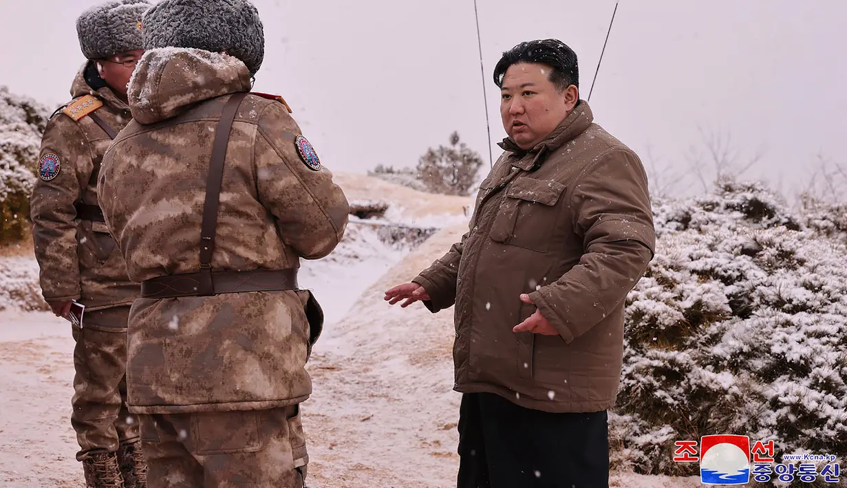 Pemimpin Kim Jong Un mengawasi uji coba rudal tersebut, yang disebut "Pulhwasal-3-31," yang identik dengan rudal jelajah strategis yang menurut Korea Utara pekan lalu sedang dalam pengembangan. (Korean Central News Agency/Korea News Service via AP)