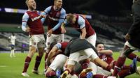 Para pemain West Ham merayakan gol yang dicetak Manuel Lanzini ke gawang Tottenham Hotspur. (AP photo/Matt Dunham, Pool)