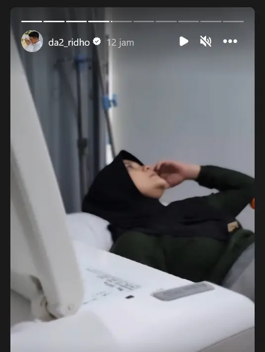 "Alhamdulillahh ya allah.. Adik @ridhasyafa_hanina sudah lahir. Lahir normal. 04.40 WIB
Tgl 13 Desember 2023 Berat 3,42kg," tulis da2_ridho. [Instagram/da2_ridho]