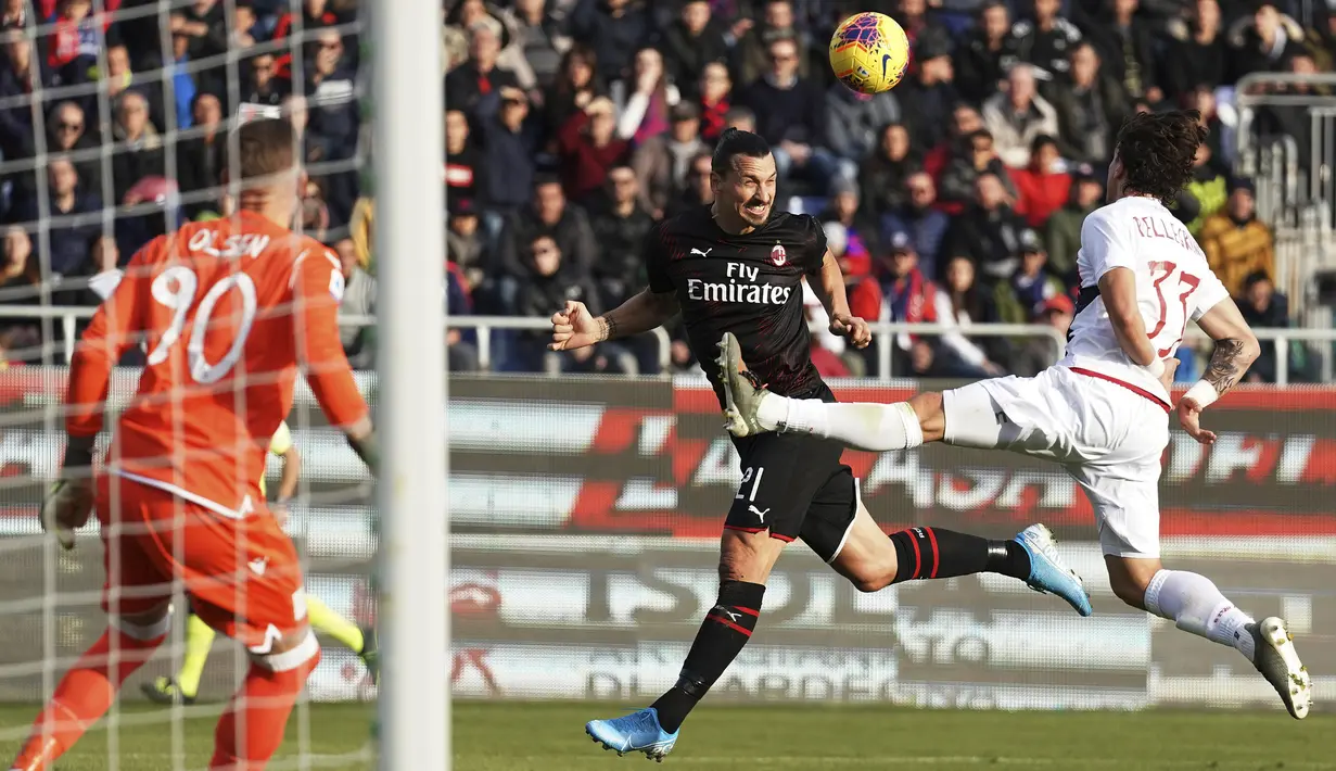 Penyerang AC Milan, Zlatan Ibrahimovic menyundul bola dari kawalan pemain Cagliari selama pertandingan Liga Serie A Italia di Sardegna Arena (11/1/2020). Ibrahimovic mencetak gol dimenit ke-64 dan merupakan gol perdananya di AC Milan musim ini. (Spada(/LaPresse via AP)