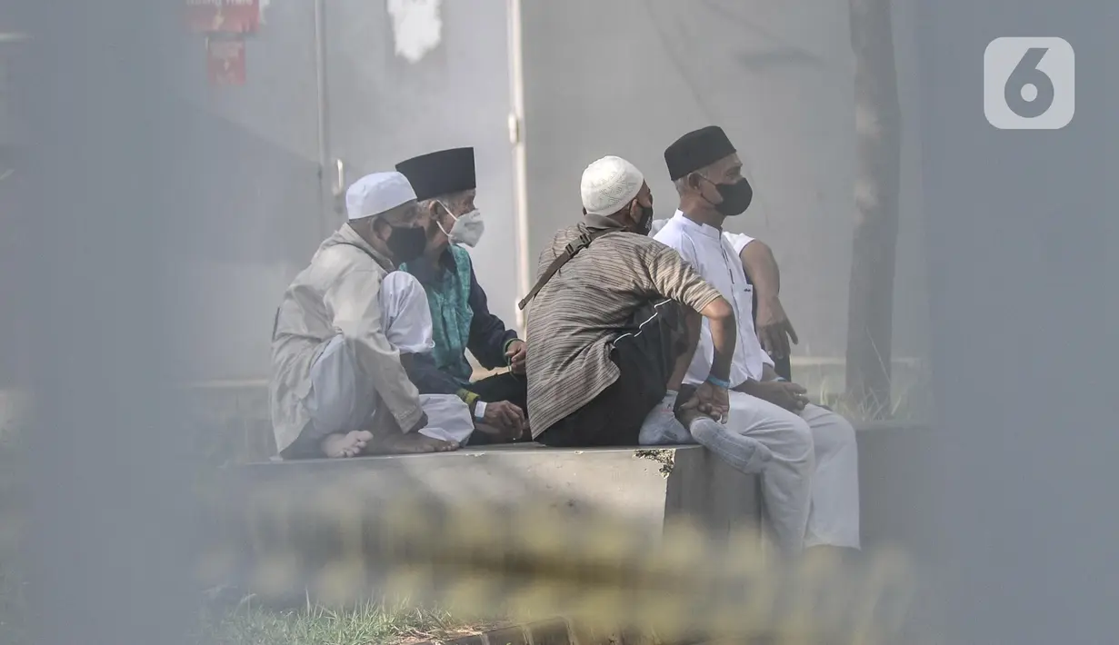 Pasien positif Covid-19 bercengkerama saat menjalani isolasi di RSDC Wisma Atlet Kemayoran, Jakarta Pusat, Senin (21/2/2022). Data per Senin (21/2) mencatat sebanyak 2.956 orang dirawat di RSDC Wisma Atlet Kemayoran atau berkurang 222 pasien dari hari kemarin. (merdeka.com/Iqbal S. Nugroho)