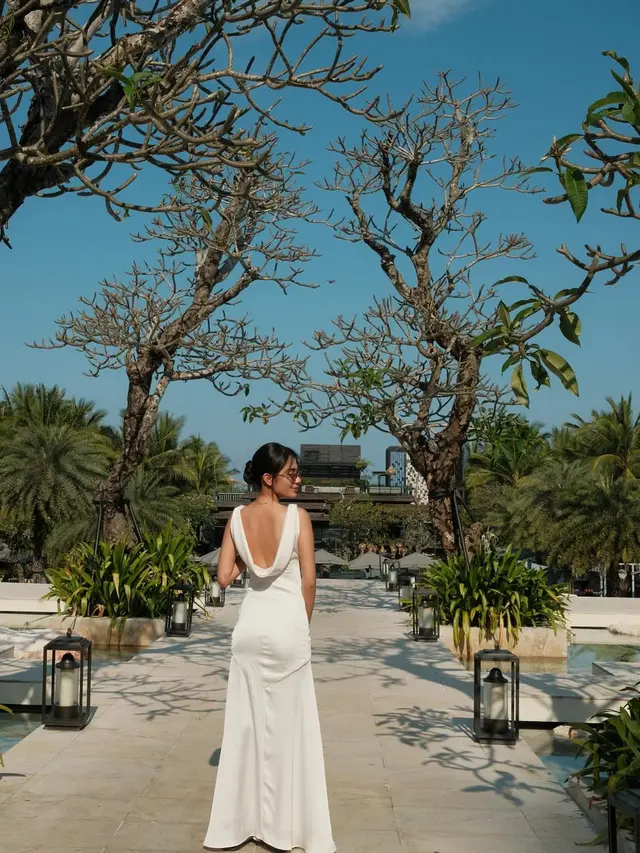 Gaya Berani Azizah Salsha Liburan di Bali Kenakan Dress Terbuka untuk Kondangan hingga Berjemur