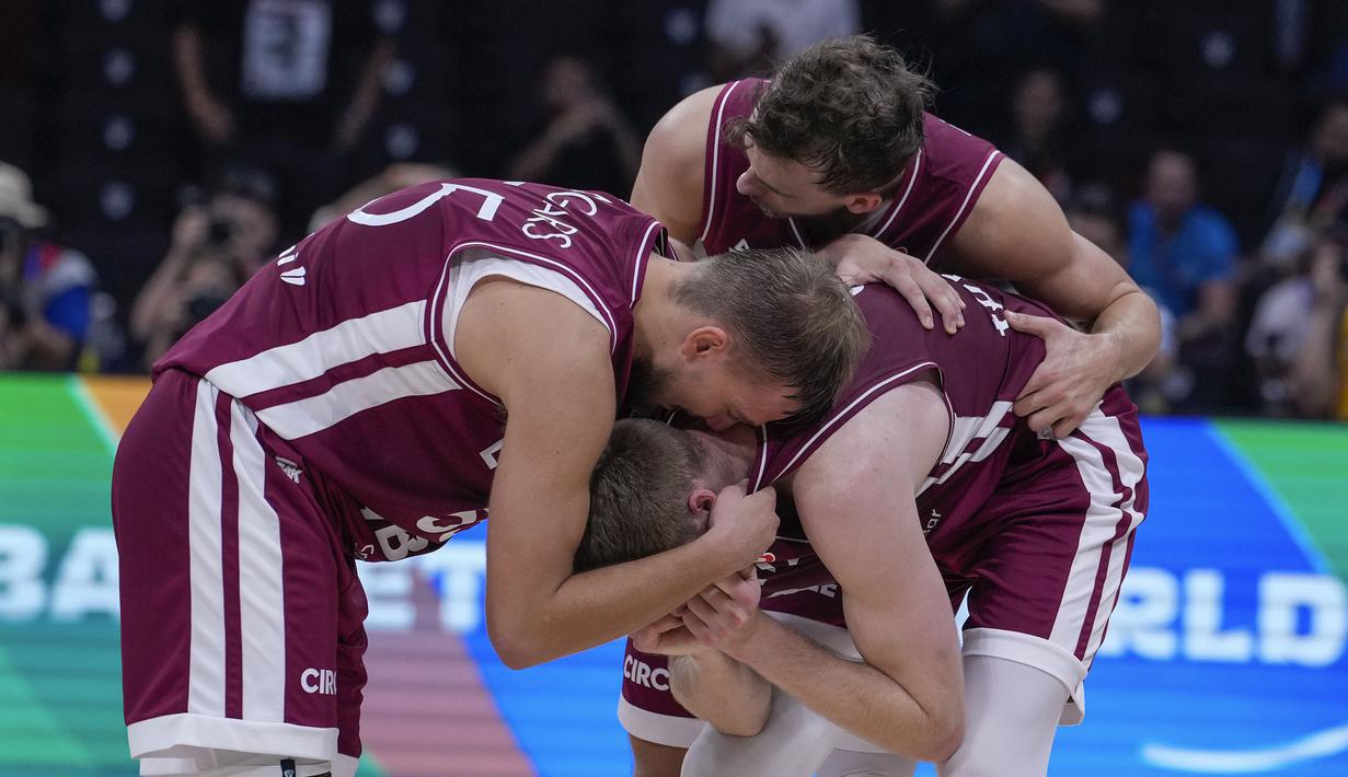 Reaksi kecewa sejumlah pebasket Latvia setelah kalah dari Jerman setelah laga perempat final Piala Dunia FIBA 2023 di Mall of Asia Arena, Manila, Filipina pada Rabu (06/09/2023). Davis Bertrans (kanan) dkk tumbang dengan skor 79-81 dan gagal melaju ke semifinal. (AP Photo/Michael Conroy)