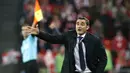 Pelatih Athletic Bilbao, Ernesto Valverde, memberikan arahan saat laga lanjutan La Liga melawan Sporting Gijon di Stadion San Memes (29/01/2017). Ernesto Valverde dikabarkan menjadi suksesor Luis Enrique di Barcelona. (EPA/Luis Tejido)