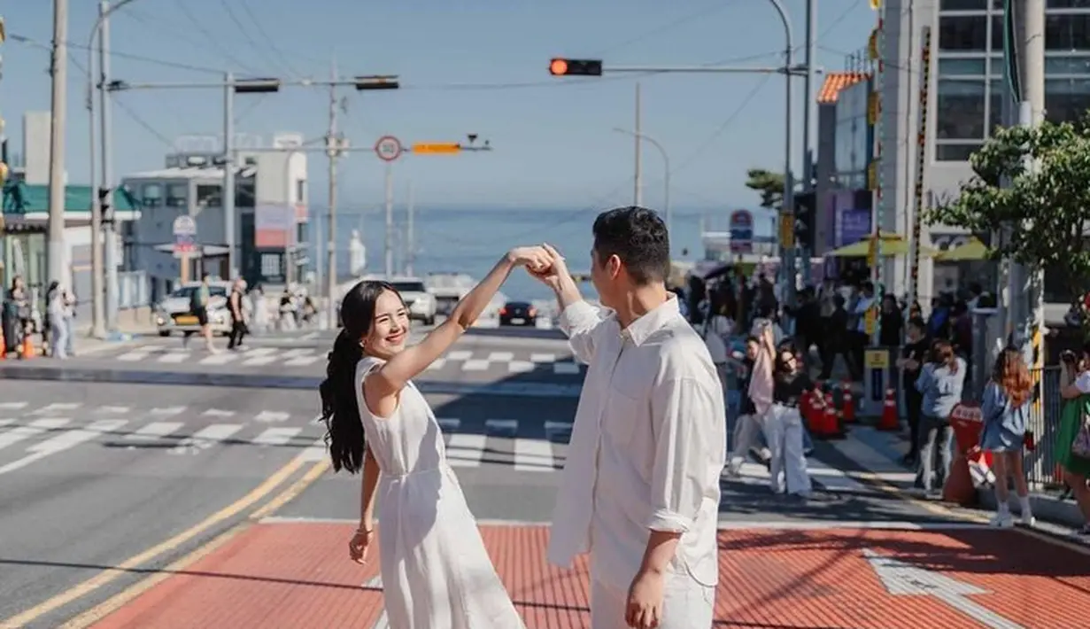 Tak hanya di Jakarta, Beby Tsabina juga prewedding di Korea dengan gaya kasual berbusana serba putih [@bebyesofficialreal]