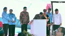 Presiden Jokowi menandatangani dokumen saat Hari Pers Nasional (HPN) 2018 di kawasan Danau Cimpago, Padang, Sumatera Barat, Jumat (9/2). Jokowi mencanangkan akan merevitalisasi seribu rumah gadang di Solok Selatan. (Liputan6.com/Pool/Biro Setpres)