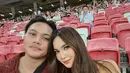 Gaya couple Rizky Febian dan Mahalini Raharja saat nonton konser Bruno Mars. Potret selfie yang manis dari keduanya tampil serasi. [Foto: Instagram/mahaliniraharja]