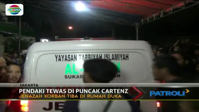 Setelah diterbangkan dari Papua, jenazah pendaki asal Jakarta yang meninggal dunia di Puncak Cartenz akibat badai salju tiba rumah duka.