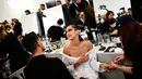 Model Bella Hadid saat make-up di belakang panggung Blenheim Palace pada peragaan busana kolehsi Dior, Cruise 2017 di Woodstock, Inggris, 31 Mei 2016. Bella Hadid sendiri merupakan adik kandung dari model terkenal Gigi Hadid. (REUTERS / Dylan Martinez)  