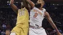 Pemain Los Angeles Lakers, Julius Randle (kiri) berusaha melewati adangan pemain New York Knicks, Kyle O'Quinn pada lanjutan NBA basketball game di Madison Square Garden, New York, (12/12/2017). knicks menang 113-109. (AP/Andres Kudacki)