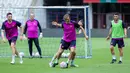 Legenda Barcelona, Phillip Cocu berlatihan jelang laga Clash of Legends melawan DRX World Legends di Stadion Utama Gelora Bung Karno (SUGBK), Senayan, Jakarta, Jumat (17/04/2026) sore WIB. (Bola.com/Bagaskara Lazuardi)