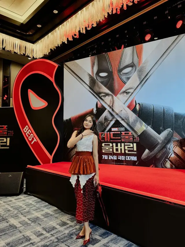 OOTD Menawan Caitlin Halderman Pakai Wastra Saat Wawancara Ryan Reynolds dan Hugh Jackman untuk Deadpool & Wolverine