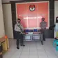 Pengamanan kantor KPUD Sigi oleh Personel Polres Sigi. Kepolisian resort setempat memperketat pengamanan setelah pilkada di daerah itu masuk tahap Perselisihan Hasil Pemilu (PHP) yang diajukan salah satu pasangan calon ke MK. (Foto: Humas Polres Sigi).