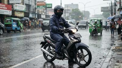 6 Tips Memakai Jas Hujan agar Air Tidak Masuk dari Bagian Leher, Lengan, dan Kaki