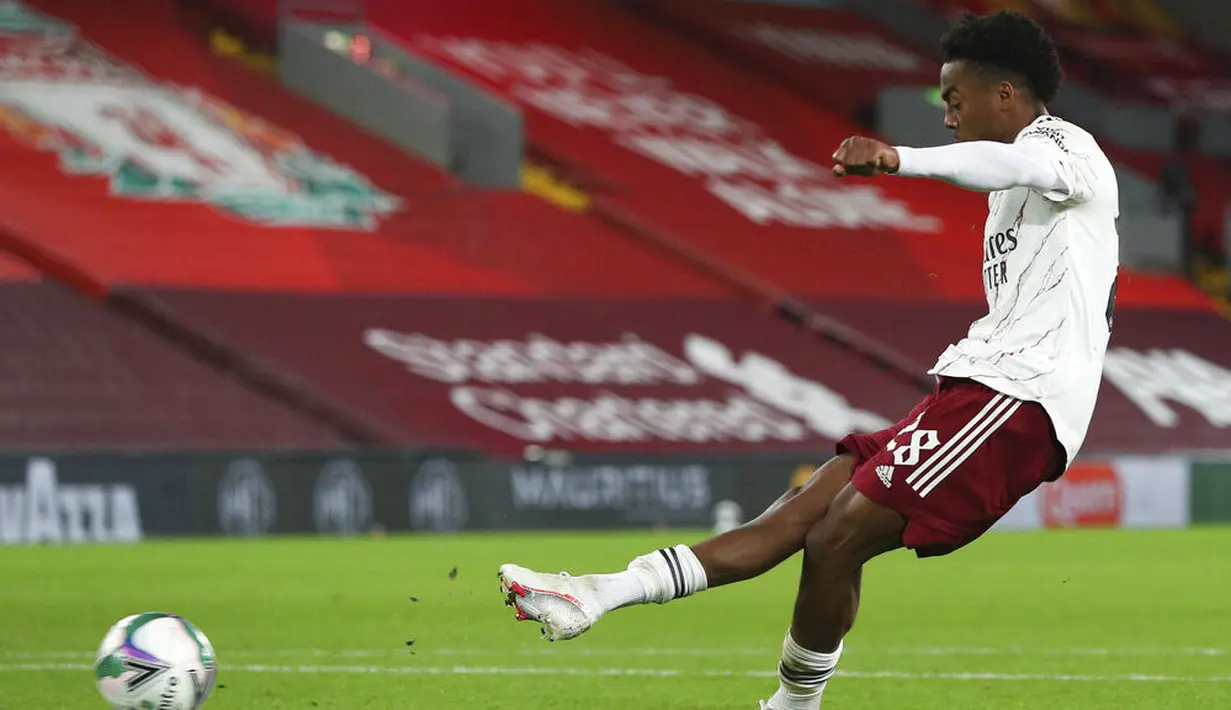 Pemain Arsenal Joe Willock mencetak gol dari titik penalti selama pertandingan putaran keempat Piala Liga antara Liverpool dan Arsenal di Anfield, Liverpool, Inggris, Kamis (1/10/2020). Arsenal mengalahkan Liverpool 5-4 dalam adu penalti. (Peter Byrne/Pool via AP)