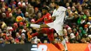 Penyerang Liverpool, Daniel Sturridge (kiri) berebut bola dengan bek Swansea, Kyle Bartley pada lanjutan liga inggris di Stadion Anfield, Inggris (29/11). Liverpool menang atas Swansea dengan skor 1-0. (Reuters/Phil Noble)