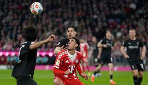 Kevin Diks bersama timnya, Borussia Mönchengladbach harus menelan kekalahan telak saat bertandang ke markas Bayern Munchen di Allianz Arena, Munchen, Jerman, pada Jumat (06/03/2026) waktu setempat. (AP Photo/Matthias Schrader)