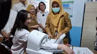 Menparekraf Coba Alat Pengukur Tekanan Darah di Momen Launching Program Cek Kesehatan Gratis Ulang Tahun, Jakarta (10/2/2025).