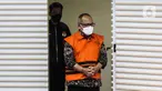 Sekjen Kementerian Pertanian, Kasdi Subagyono mengenakan rompi tahanan usai menjalani pemeriksaan di Gedung Merah Putih KPK, Jakarta, Rabu (11/10/2023). (Liputan6.com/Angga Yuniar)