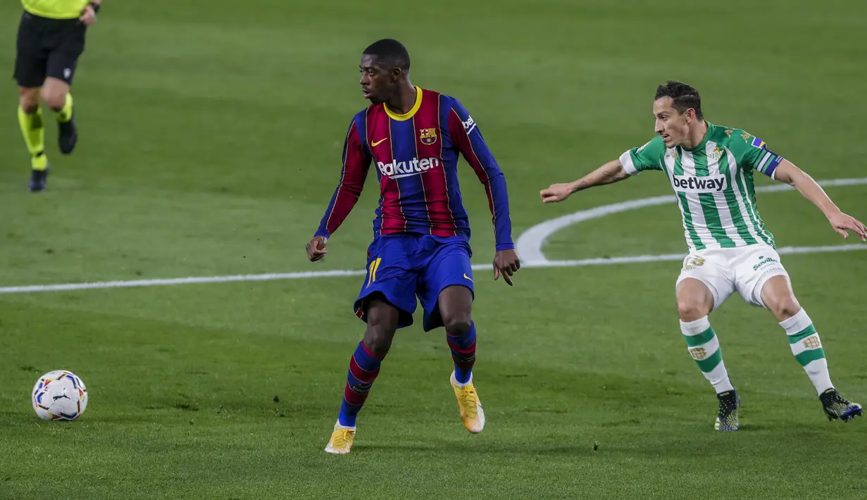 Penyerang Barcelona, Ousmane Dembele berusaha mengontrol bola dari kawalan pemain Real Betis, Andres Guardado pada lanjutan La Liga Spanyol di stadion Benito Villamarin di Seville, Spanyol, Senin (8/2/2021).  Kini Barcelona mengumpulkan 43 poin dari 21 laga. (AP Photo/Miguel Morenatti)