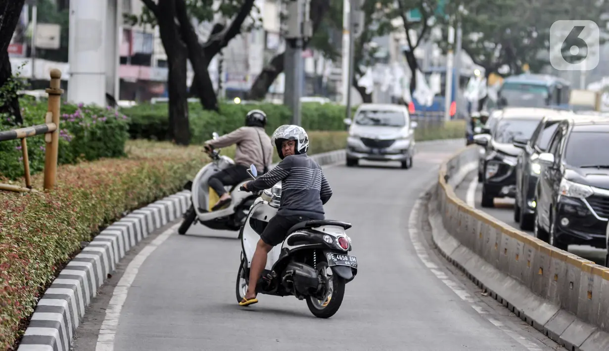 Pengendara sepeda motor berputar arah saat menghindari razia di jalur Bus Transjakarta di Jalan Kramat Raya, Kecamatan Senen, Jakarta, Kamis (21/7/2022). Razia digelar untuk menindak para pengendara yang tidak disiplin demi menghindari kemacetan serta mencegah terjadi kecelakaan di jalur Bus Transjakarta. (merdeka.com/Iqbal S. Nugroho)