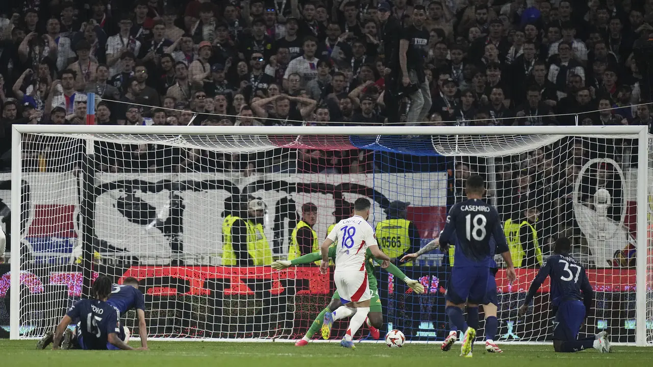 Foto: Blunder Andre Onana Batalkan Kemenangan Comeback MU atas Lyon di Liga Europa