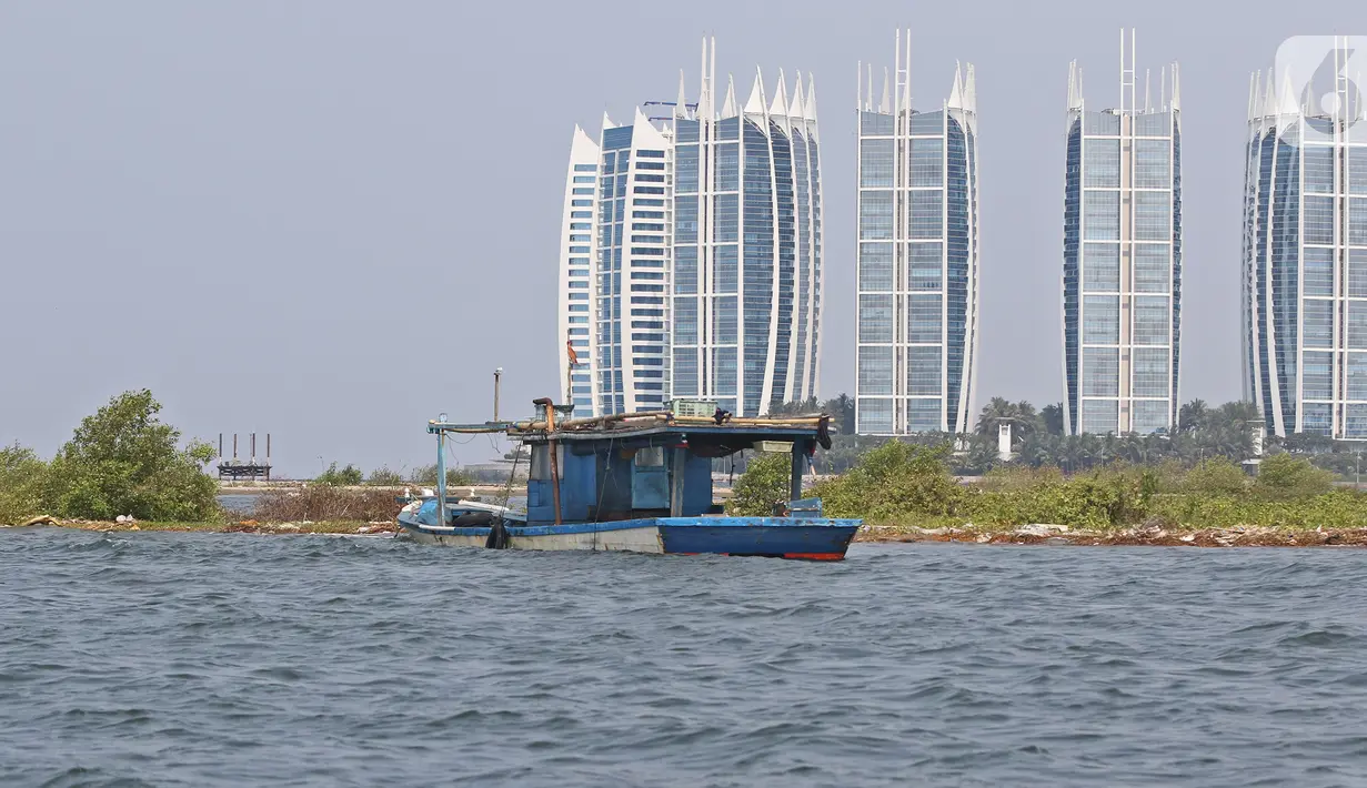Sebuah kapal terdampar di di kawasan Pulau G Reklamasi, Muara Angke, Jakarta Utara, Kamis (31/10/2019). Mereka harus berputar dan membuang waktu kurang lebih 30 menit untuk menghindari pondasi cakar ayam agar tidak merusak kapal mereka. (Liputan6.com/Herman Zakharia)