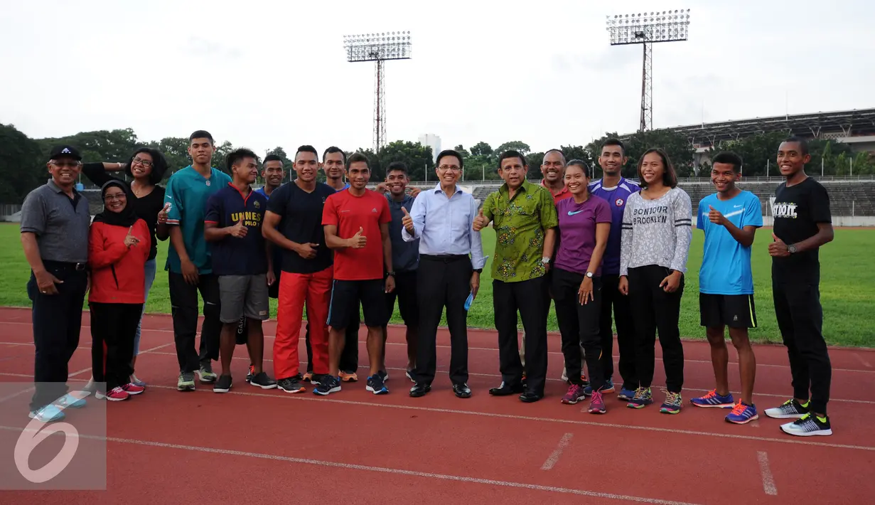 Official serta atlet atletik berpose bersama usai mengadakan pertemuan jelang laga Singapore Open 2016 di Stadion Madya Senayan, Jakarta, Senin (25/4/2016). Tim atletik akan berlaga di Singapore Open, 28 April mendatang. (Liputan6.com/Helmi Fithriansyah)